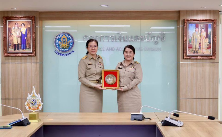 นางกนกวรรณ ธนาเลิศสมบูรณ์ ผู้อำนวยการกองการเงินและบัญชี และผู้อำนวยการส่วนต่าง ๆ มอบของที่ระลึกเพื่อแสดงความยินดีกับนางสาวพิมพินันท์ คำเขื่อน